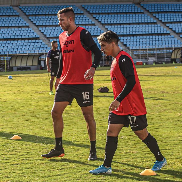 xvpiracicaba's tweet photo. Continuamos firmes na preparação para o Brasileiro Série D ⚪️⚫️
Registros de hoje aqui no Barão da Serra Negra 🏟📸
#XVdePiracicaba #Raízen #Unimed #FMC #UPL #Ihara #Coplacana #Sicredi #Betnacional #Poty #Zyone #TopMania #Alluri https://t.co/AbhFSBJwC2
