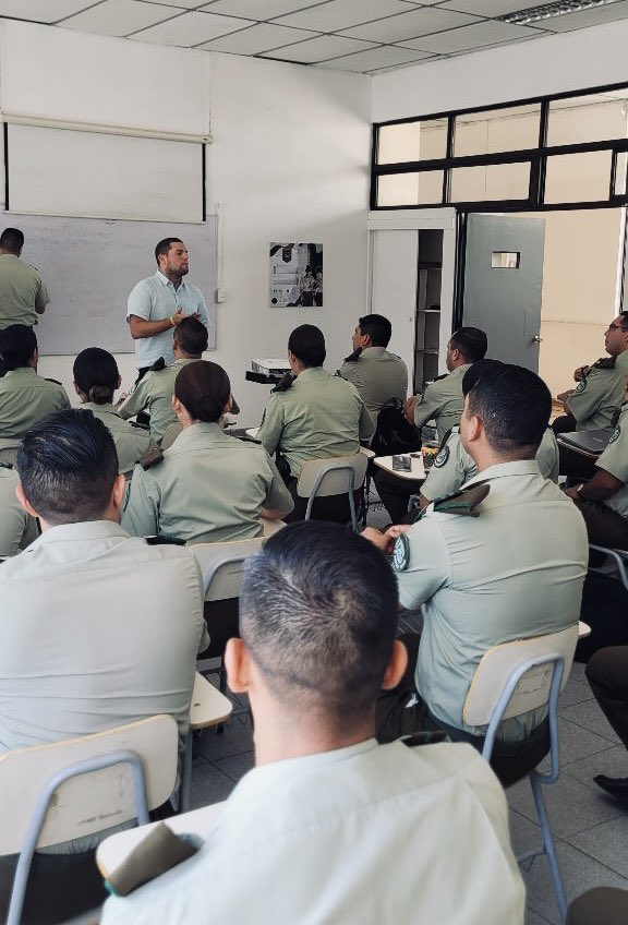 ESUCAR_Chile's tweet photo. Nuestra Escuela de Suboficiales desde hace 90 años que trabaja en el perfeccionamiento de @Carabdechile de #Ordenyseguridad, los que luego de postular, por dos años estudian y se capacitan en áreas de #DDHH, leyes, ciencias policiales y muchas más, sabías?💚

#SiempreCarabinero https://t.co/fqBzoyU8rG