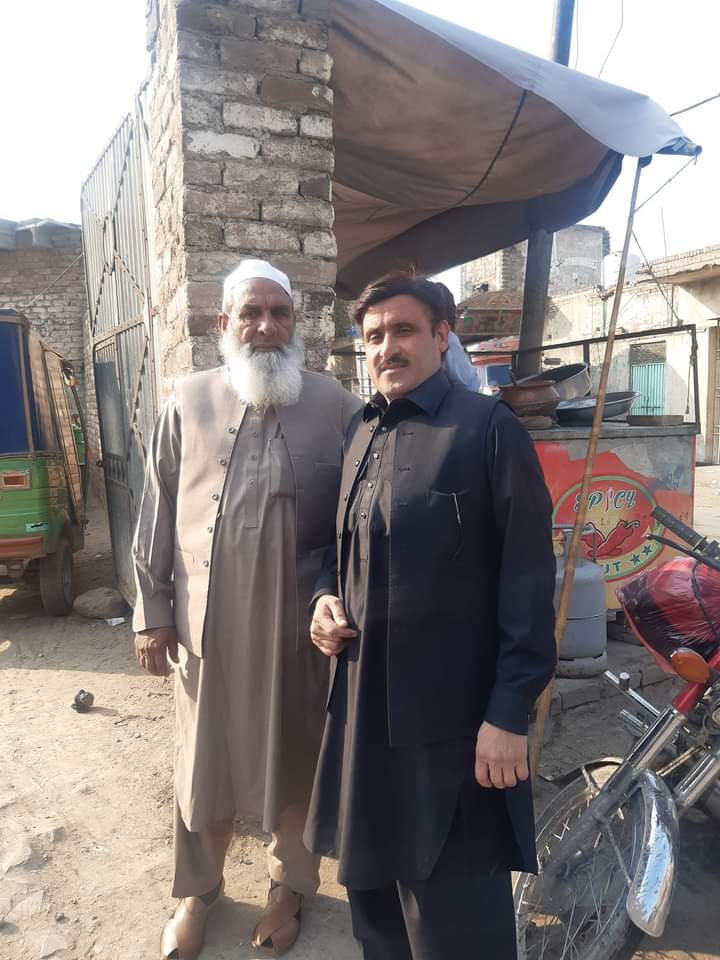 یہ ملک گلزار خان کوئ جانتا ہے انہیں۔ میں تو صرف اتنا جانتا ہوں چارسدہ کا رہنے والا ہے فردوس پشاور میں ڈیرہ ہے ۔انکے پاس پشاور کے پی کے کے جتنے بڈھے ہیں سارے ایڈ ہیں اور آنا جانا بھی رہتا ہے ۔ انکے پاس کونسا گیدڑ سنگھی ہے  کوئ جانتا ہے مزید انکے بارے میں