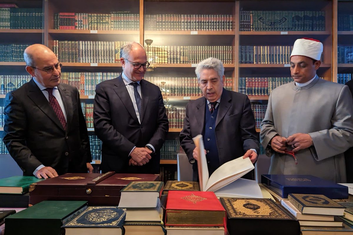 Alla #GrandeMoschea di #Roma per incontrare la #comunitàislamica e condividere con loro la gioia dell’iftar, il pasto che interrompe il digiuno dopo il tramonto. Grazie a questa bella comunità che con la sua cultura e i suoi valori arricchisce la nostra città.