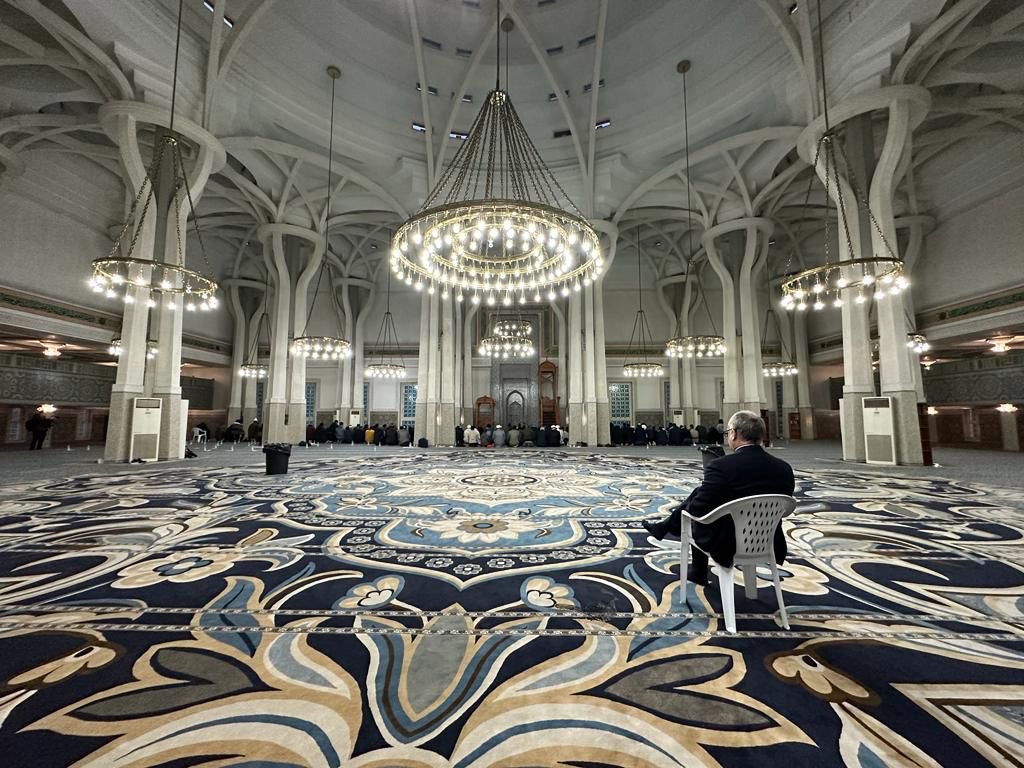 gualtierieurope's tweet photo. Alla #GrandeMoschea di #Roma per incontrare la #comunitàislamica e condividere con loro la gioia dell’iftar, il pasto che interrompe il digiuno dopo il tramonto. Grazie a questa bella comunità che con la sua cultura e i suoi valori arricchisce la nostra città. https://t.co/XQ1e1wemgH
