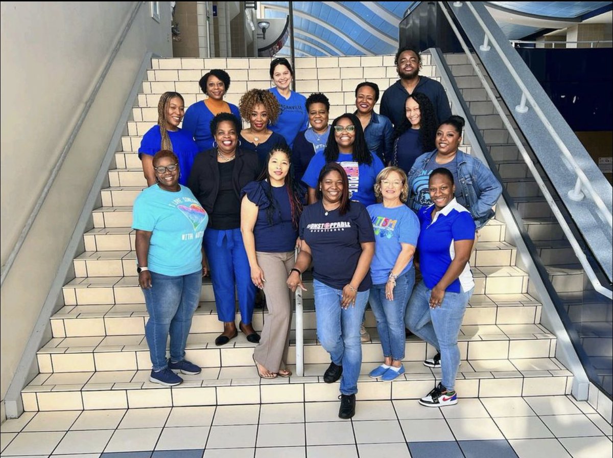 DHSCounselors2's tweet photo. Your @Duncanville_HS counselors are shining a light 💡 on autism awareness. 💙 #AutismAwarenessMonth https://t.co/K5SOqkw14Y