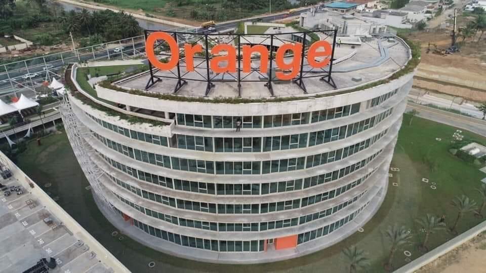 Le smic en France 🇫🇷 : 1500€ soit environ 900milles frCfa 

Le smic en Côte d’Ivoire 🇨🇮 :
75000fr soit 115 €

Mais on paye la connexion 10fois plus chère qu’en France 🇫🇷 . 
Réveillons nous !