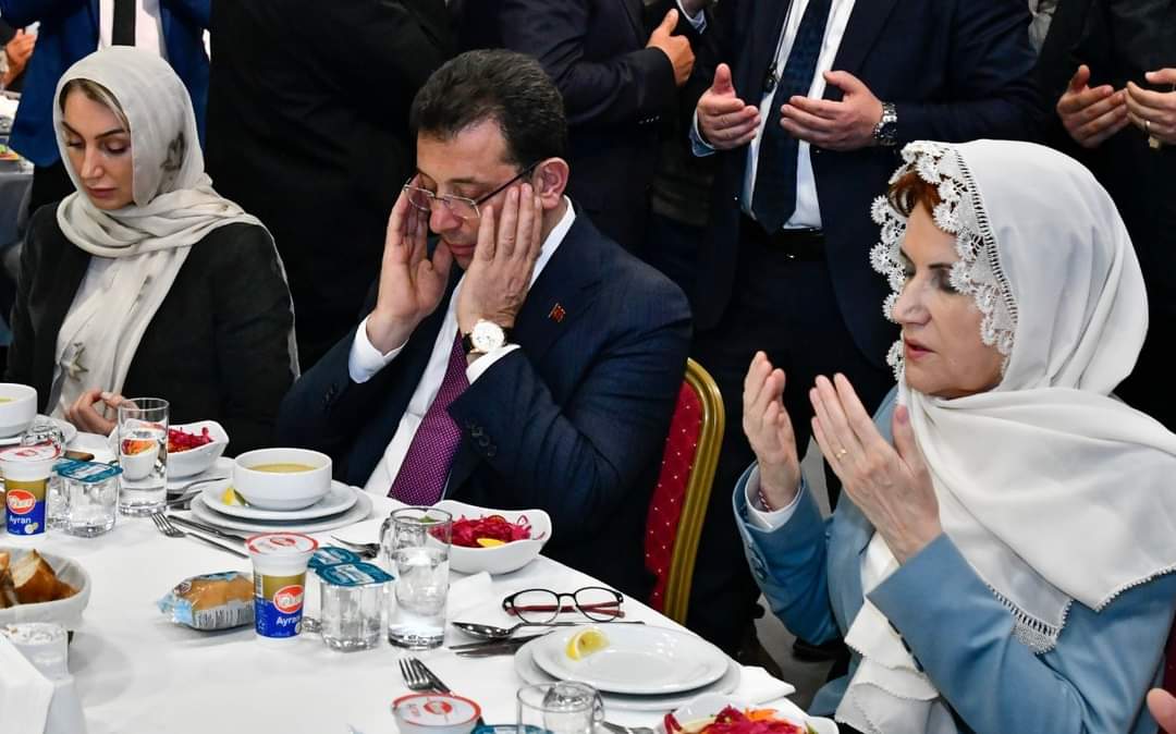 CemrCemile's tweet photo. Birileri şunlara söylesin başı açıkta oruç açılabilir 😂😂 https://t.co/vCKzxpRVRh
