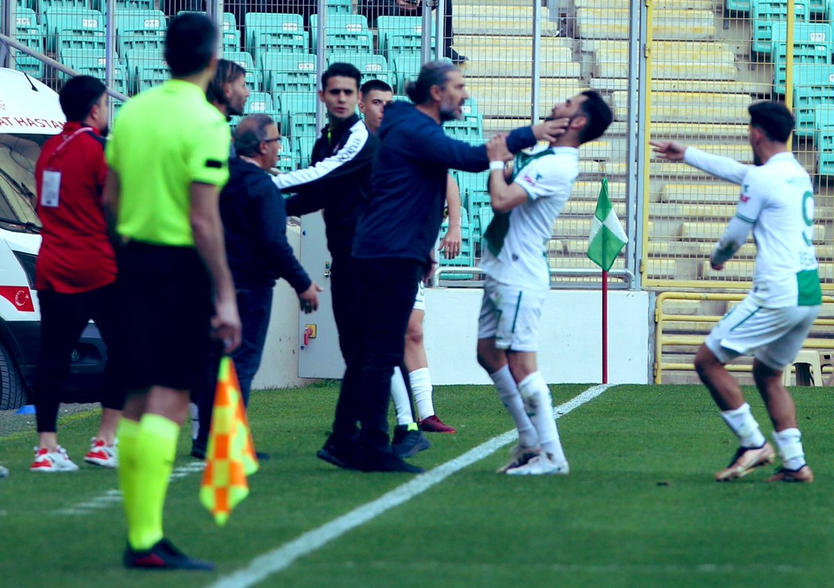 Skandal! Bursasporlu futbolcu Hasan Ayaroğlu'nun boğazını sıkan 24Erzincanspor'un sözde teknik direktörü Ahmet Yıldırım, PFDK'ya sevk edilmedi. Maçın temsilcileri ve TFF bunu da görmezden geldi! Buna göz yuman kim varsa bundan sonra olacaklardan TFF sorumludur! 
#Bursaspor