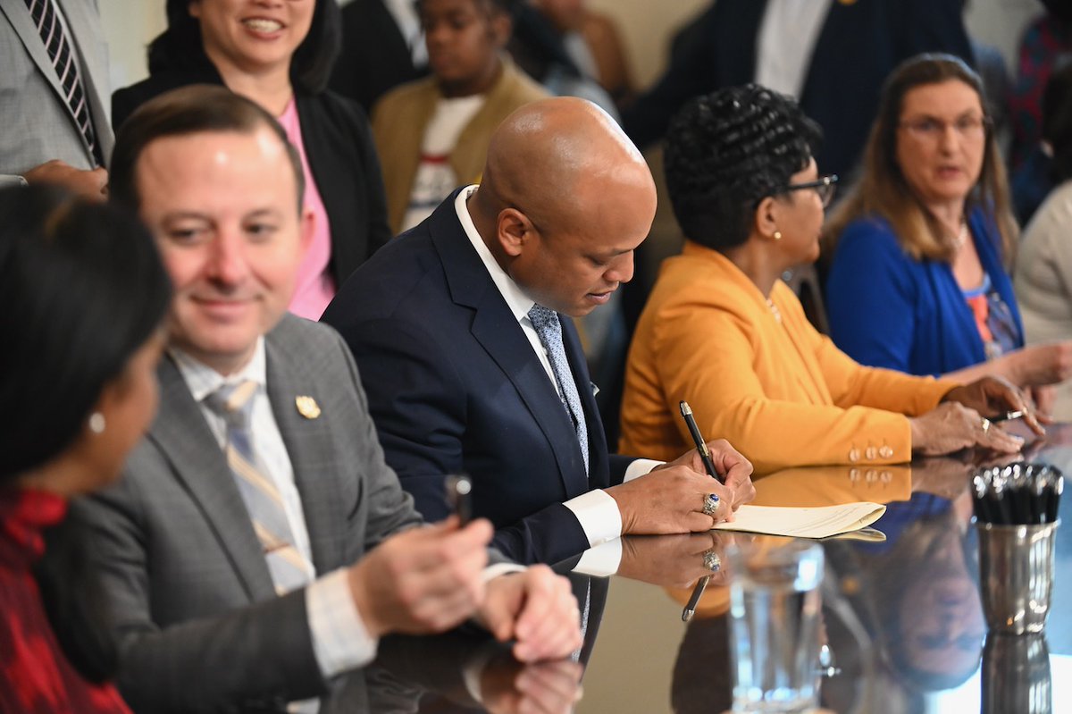 Today, I proudly signed our Fair Wage Act into law.   

On January 1, over 160,000 Maryland workers will see a pay bump up to $15 an hour.