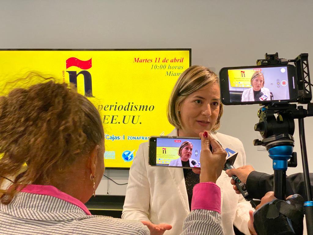 MabelCaballeroH's tweet photo. Sorprendente el interés que ha habido hoy por las jornadas #PeriodismoConÑ celebradas en Miami. 
Viejos y nuevos medios; nuevas fórmulas y formatos para hacer periodismo de calidad.
Y muchas ganas de hablar, que es lo que mejor se nos da 😉. https://t.co/EkCk5Jjin8