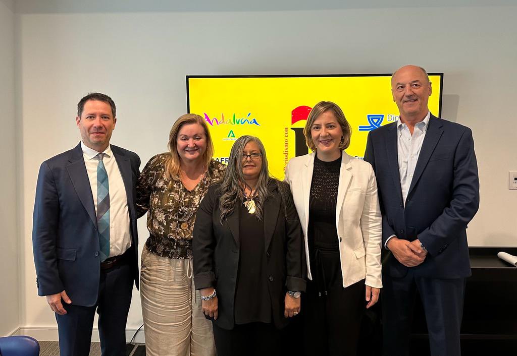 MabelCaballeroH's tweet photo. Sorprendente el interés que ha habido hoy por las jornadas #PeriodismoConÑ celebradas en Miami. 
Viejos y nuevos medios; nuevas fórmulas y formatos para hacer periodismo de calidad.
Y muchas ganas de hablar, que es lo que mejor se nos da 😉. https://t.co/EkCk5Jjin8