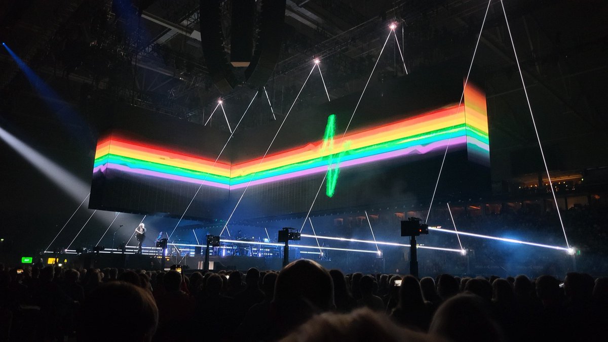 bjorska's tweet photo. #telenorarena med #rogerwaters, Oslos største samling av folk uten en #influencer https://t.co/OLu41iipCd