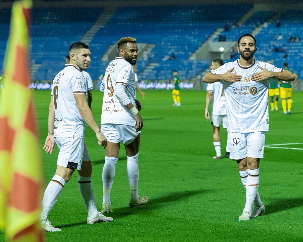 AlShababSaudiFC's tweet photo. 🔛 75 دقيقة

#الشباب 3 🆚 الخليج 2 
⚽️ جوانكا
⚽️ بوبيندزا 
⚽️ حسين القحطاني

#الخليج_الشباب #يلا_شباب https://t.co/rcyepAkMoP