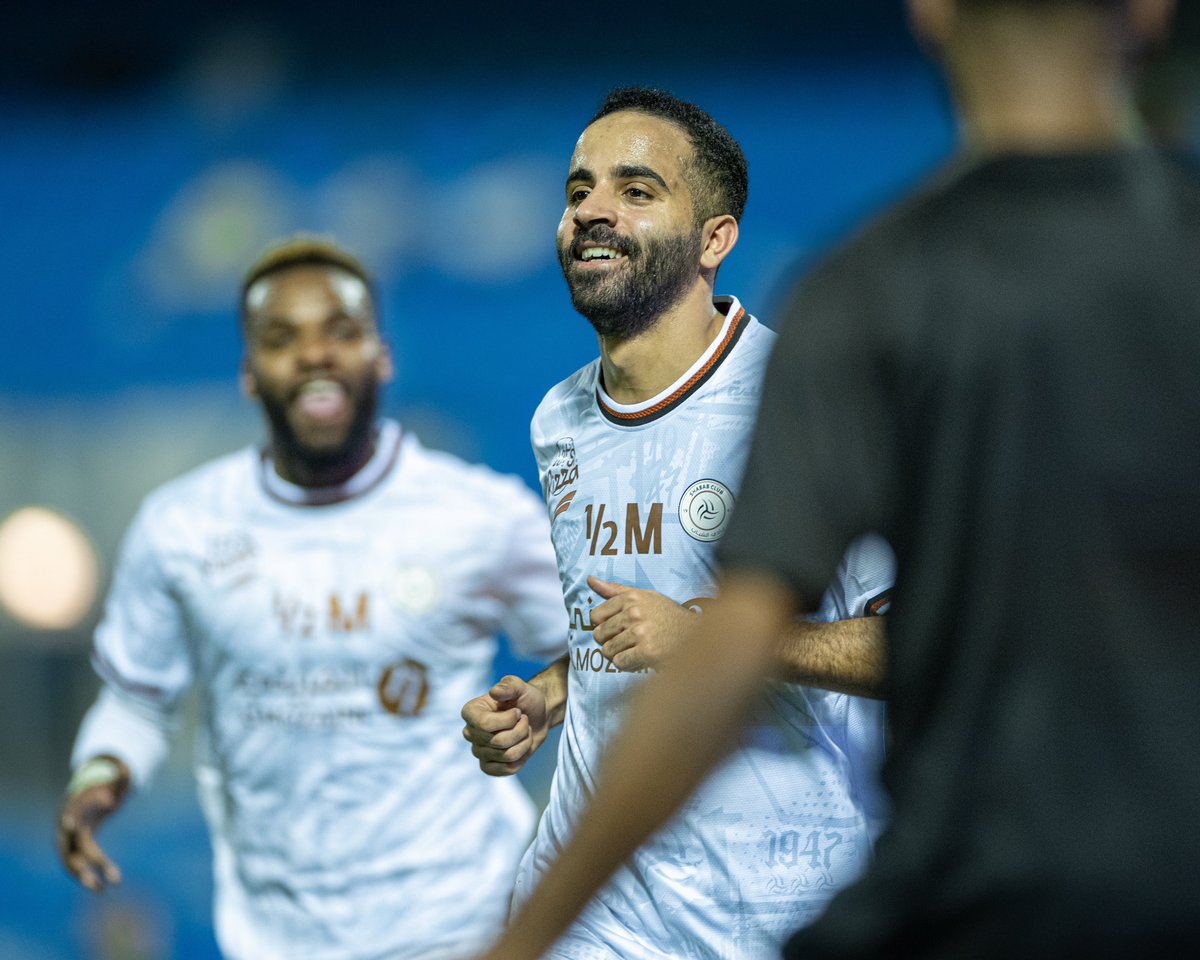 AlShababSaudiFC's tweet photo. 🔛 75 دقيقة

#الشباب 3 🆚 الخليج 2 
⚽️ جوانكا
⚽️ بوبيندزا 
⚽️ حسين القحطاني

#الخليج_الشباب #يلا_شباب https://t.co/rcyepAkMoP