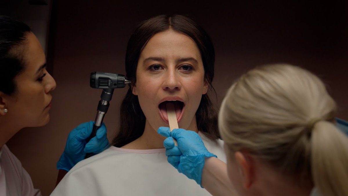 wontbefixedpl's tweet image. #FalsePositive Pierce Brosnan w roli creepy lekarza wypadł dobrze. Ogólnie film nawet miejscami pobudza do ciekawych przemyśleń. Na plus że jako horror nie idzie w najbardziej oczywiste motywy. Jest tu zalążek naprawdę dobrego filmu ale niestety zmarnowany. Mimo wszystko, zawsze…