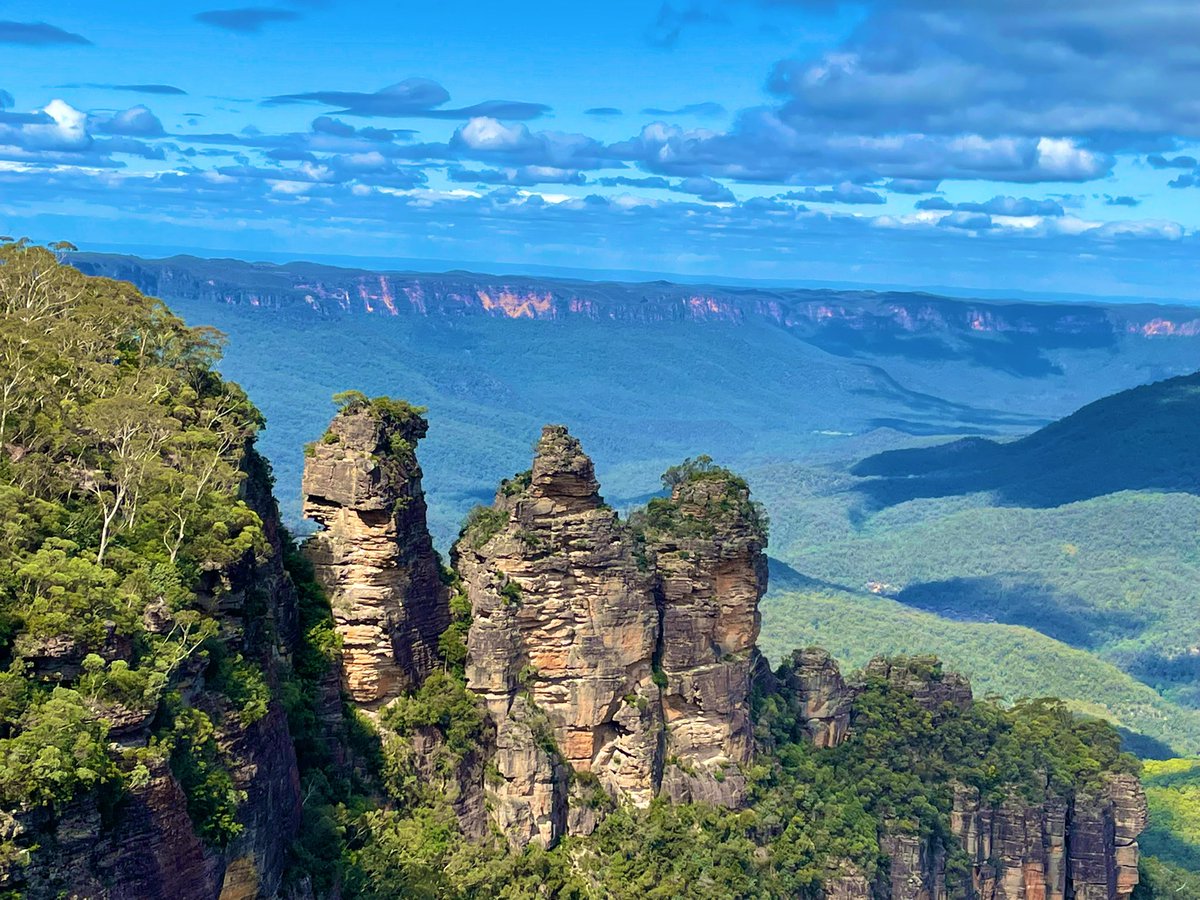 The Blue Mountains in Australia are stunning. ☀️ ⛰ 

#mountain #threesisters #nature #hiking #adventure #sun #australia