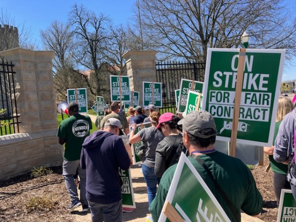 StrikeForEIU's tweet photo. Lots of support today -- let's keep it up for a #FairContractNow !!! #StrikeForEIU https://t.co/fsknT1aKwE