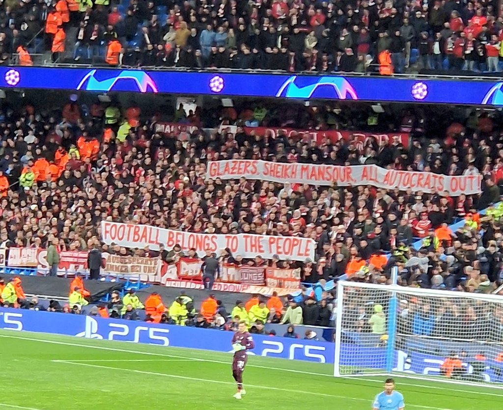 🚨 Banner in the Bayern end at the Etihad stadium: “Glazers, Sheikh Mansour, all autocrats out! Football belongs to the people.” [<a href="/JDNalton/">James Nalton</a>] #MUFC