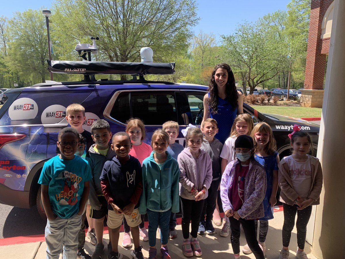 AnelloWx's tweet image. What a fun afternoon with the sweet 1st graders at Heritage Elementary! These students asked great questions and listened so well! I loved spending the afternoon chatting with them about the types of weather and about severe weather safety.#GuestReader #HeritageElem #StormTracker