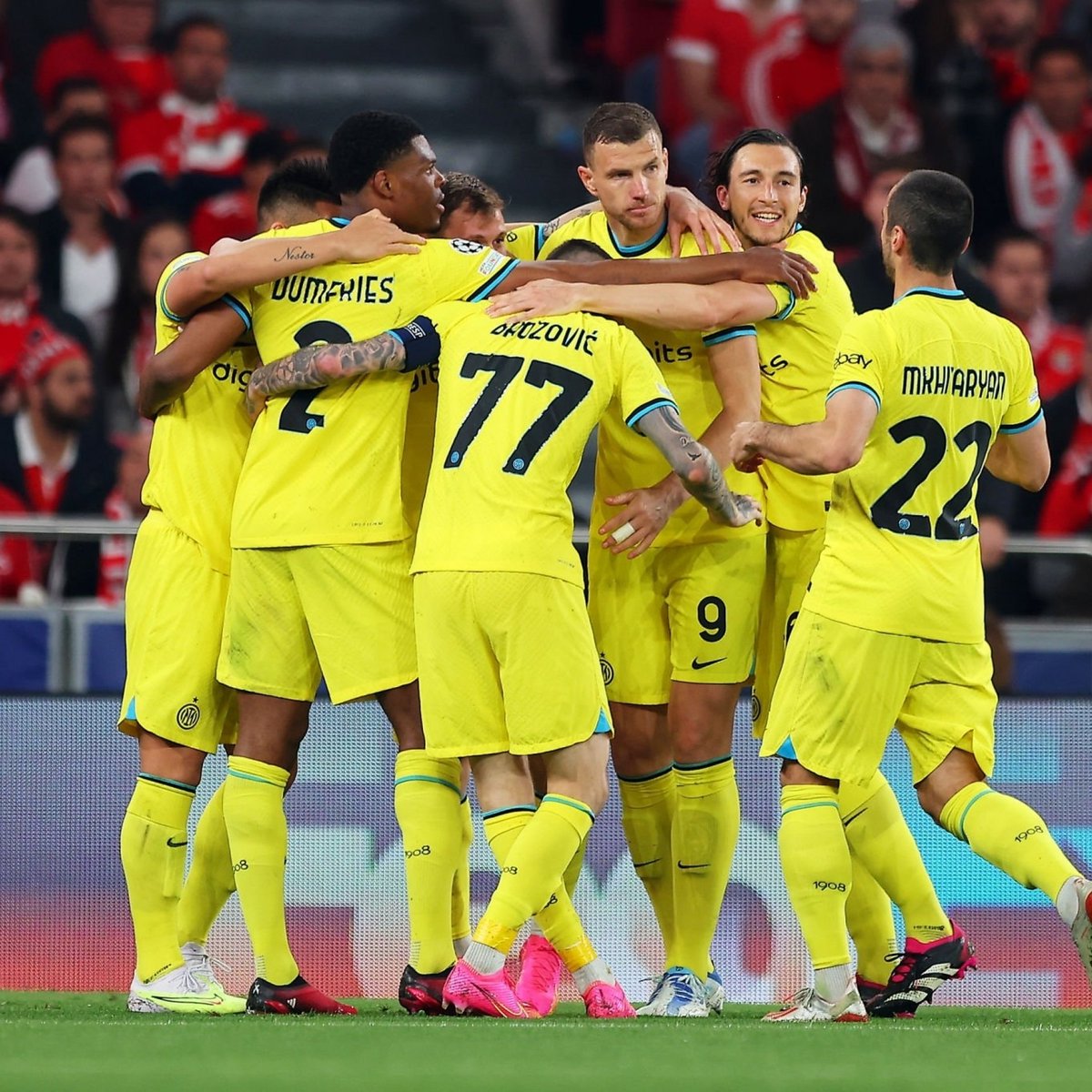 futebolnoventa's tweet photo. RF: SL Benfica 0x2 Inter Milão

⚽ Barella
⚽ Lukaku (grande penalidade)

#SLBenfica #InterMilão #UCL https://t.co/q2vrTNOrxW