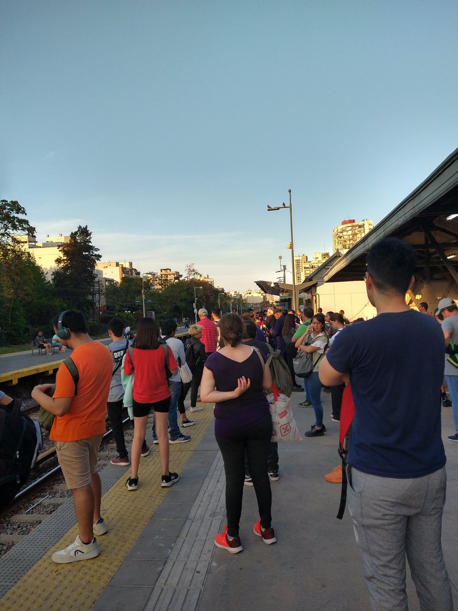 lasanta3395's tweet photo. Esperando el #trensarmiento en caballito sentido Moreno... Hace rato el tren parado a unos metros de la estación https://t.co/zJDpWSs3dD