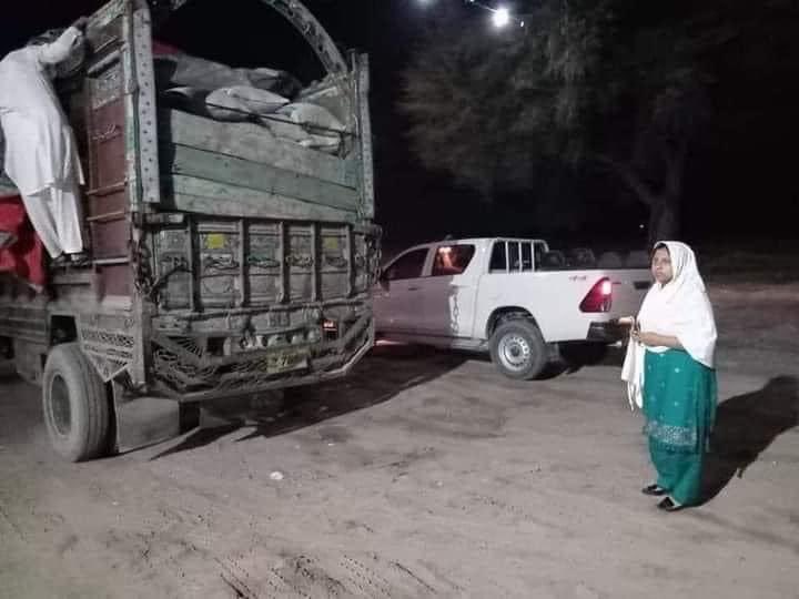 زیر نظر تصویر میں نظر آنے والے چہرے کو غور سے دیکھیں اور پہچاننے کی کوشش کریں یہ ہیں اسسٹنٹ کمشنر جہانیاں محترمہ اقراء مصطفٰی، موصوفہ نے ضلع خانیوال سے ضلع ملتان کی طرف جانے والے 300 من گندم سے لوڈ ٹرک کو پکڑ کر ٹرک پر لوڈ 300 من گندم بحق سرکار ضبط کرلی ہے۔ تو سوال یہ ہے کہ جب