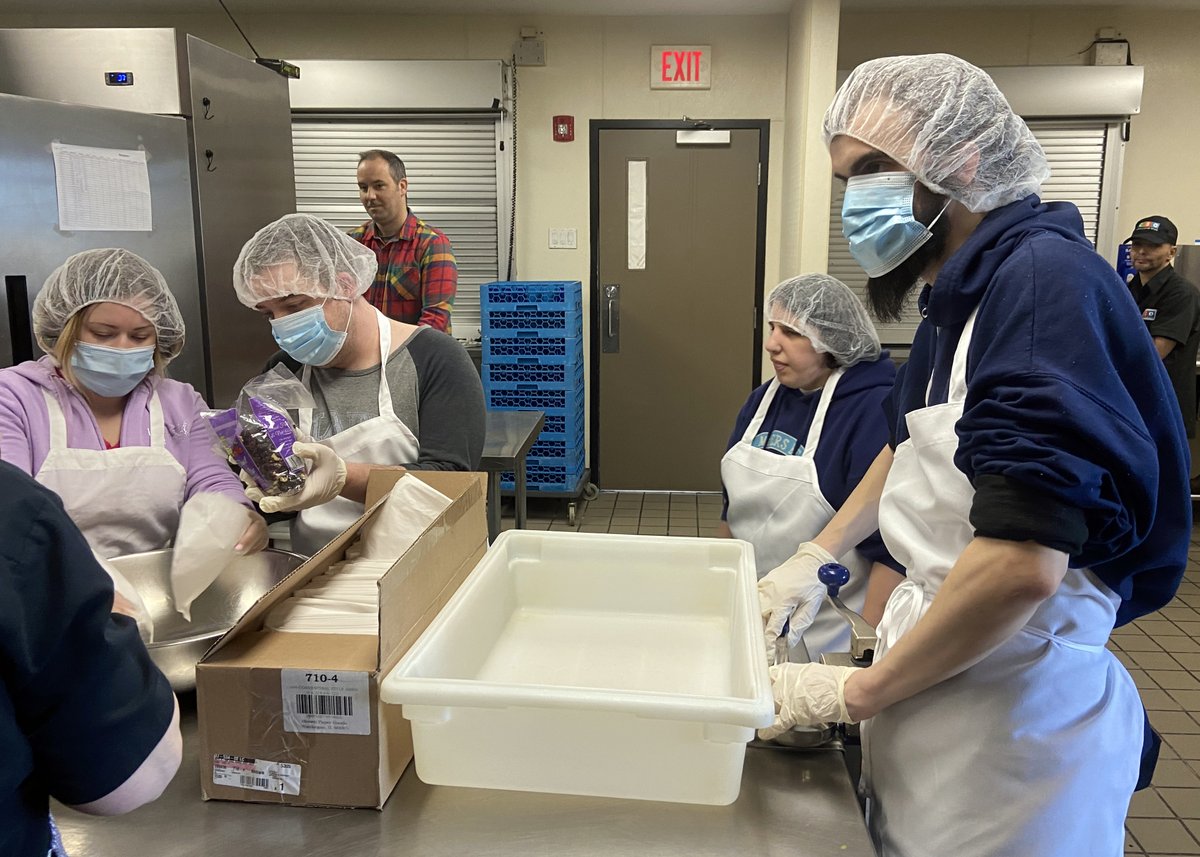 CSO Inc. (@csoincorporated) on Twitter photo Our friends at 𝐒𝐮𝐧𝐬𝐡𝐢𝐧𝐞 𝐕𝐢𝐥𝐥𝐚𝐠𝐞 (<a href="/Everyone_Shines/">Sunshine Village</a>) have been helping our kitchen prepare healthy & filling meals.
𝐖𝐄 𝐍𝐄𝐄𝐃 𝐕𝐎𝐋𝐔𝐍𝐓𝐄𝐄𝐑𝐒: If you can #volunteer at our #SpringfieldMA, #NorthamptonMA or #GreenfieldMA shelters, email volunteer@csoinc.org Our friends at 𝐒𝐮𝐧𝐬𝐡𝐢𝐧𝐞 𝐕𝐢𝐥𝐥𝐚𝐠𝐞 (<a href="/Everyone_Shines/">Sunshine Village</a>) have been helping our kitchen prepare healthy & filling meals.
𝐖𝐄 𝐍𝐄𝐄𝐃 𝐕𝐎𝐋𝐔𝐍𝐓𝐄𝐄𝐑𝐒: If you can #volunteer at our #SpringfieldMA, #NorthamptonMA or #GreenfieldMA shelters, email volunteer@csoinc.org