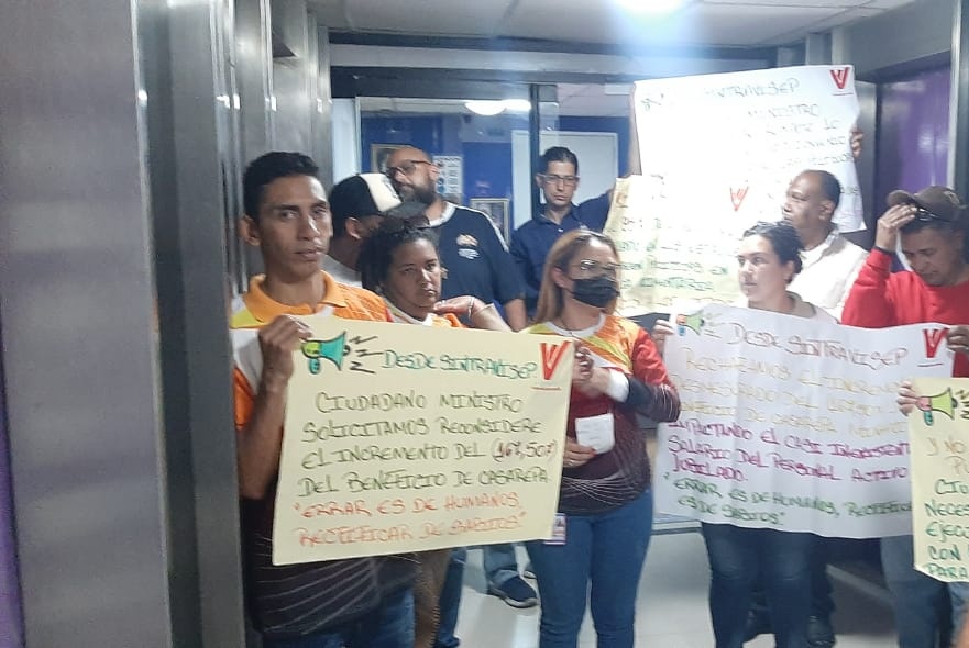 Yiserc's tweet image. Hoy #11Abr el Sindicato de los trabajadores de la #GMVV SINTRAVISEP entrego en despacho una misiva en la cuál solicita los espacios para realizar una Asamblea con los beneficiarios de las #100Viviendas en Fuerte Tiuna, ya que no han obtenido respuesta. 
#NoPudieronNiPodrán