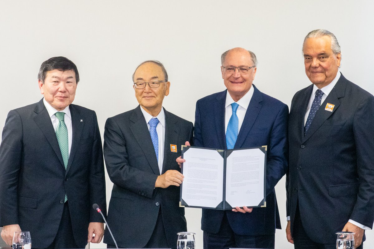 firjan's tweet photo. O Grupo de Notáveis 🇧🇷🇯🇵 (#wisegroup) entregou ao presidente em exercício @geraldoalckmin, documento com sugestões e recomendações para parcerias econômicas estratégicas entre os dois países, nesta terça (11), no Palácio do Planalto: https://t.co/Aoz2DYWUa7
📸Vinicius Magalhães https://t.co/XoeIq5CDUH
