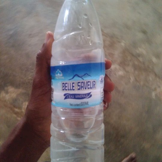 Cotedivoireoff_'s tweet photo. La seule eau minérale qui pense au peuple !
avec 100 Francs seulement ! Tu peux utiliser cette eau pour traverser le désert, te laver et même laver tes habits avec la seule bouteille !!
Tu bois ça fini pas, avec 100 francs seulement !!!
Bon pour la source de l’eau la, on sait pas mais bon c’est moins chers !