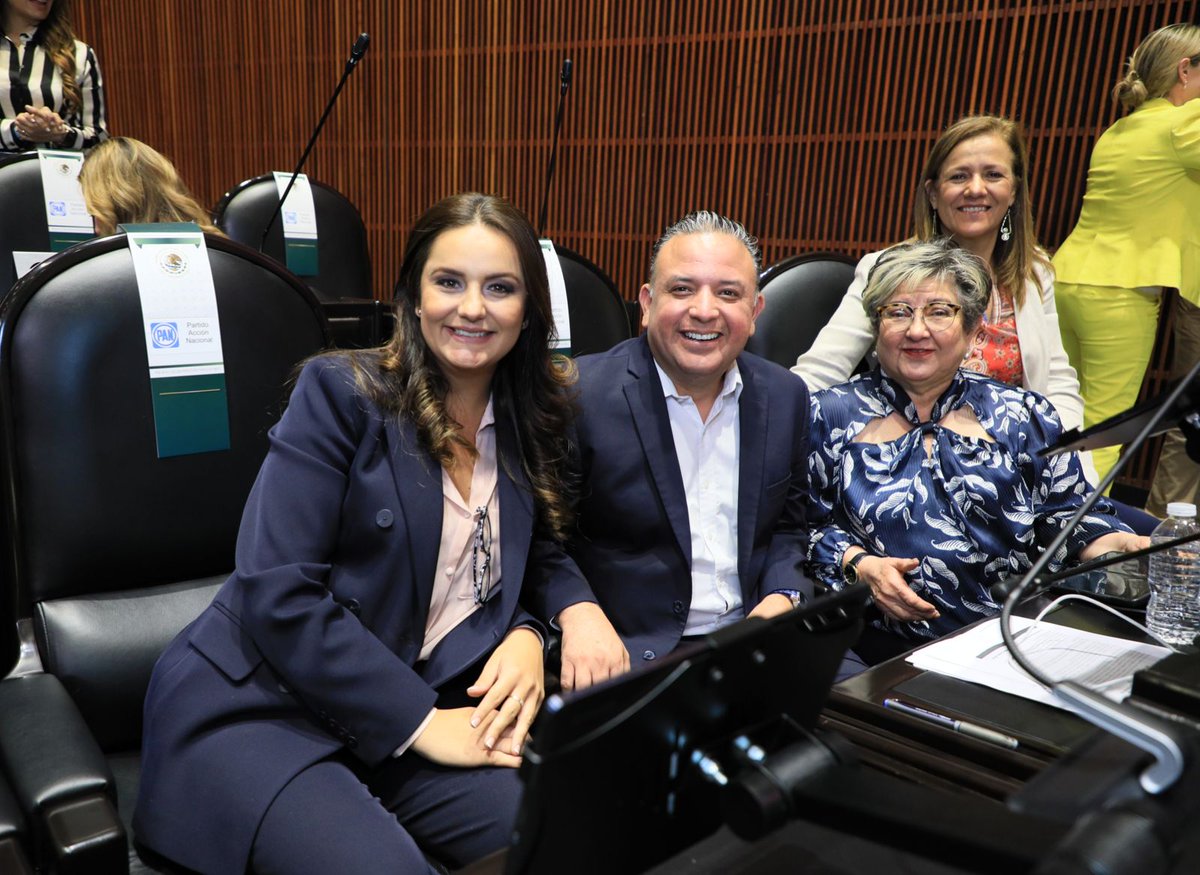 CQuintanaMtz's tweet photo. Hoy es un momento histórico para todos los jóvenes de México, ya que hoy votamos a favor del dictamen para que tod@s los jóvenes de 18 y 21 años puedan ser elegidos  como candidatos a Diputados Federales y Senadores respectivamente.

#CarlosQuintana #DiputadoFederalDistrito10 https://t.co/rcW3Gj96lO