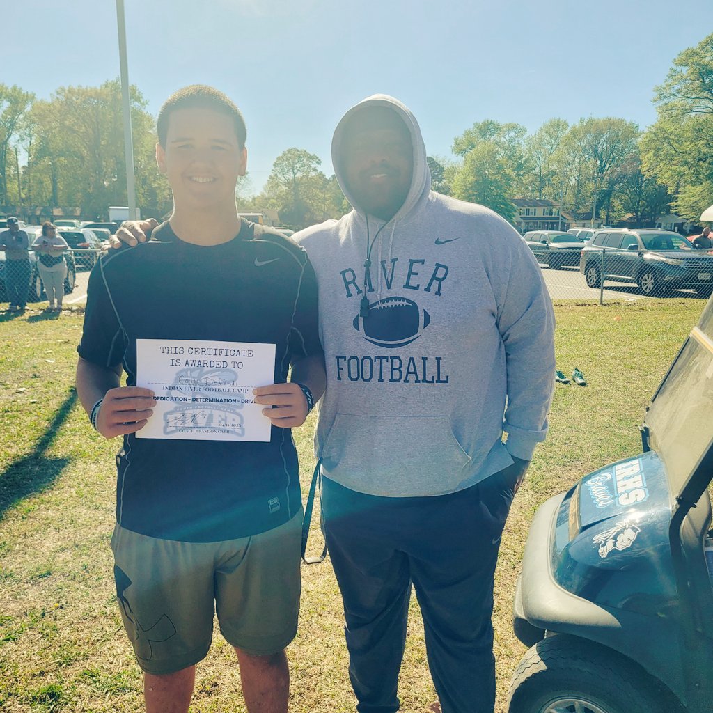 ColeDeFendi_75's tweet photo. @BrandonC_Carr @IRHSfootball appreciate the work these last two days. πͺπ½ #owntheline https://t.co/bXfpI78Qzf