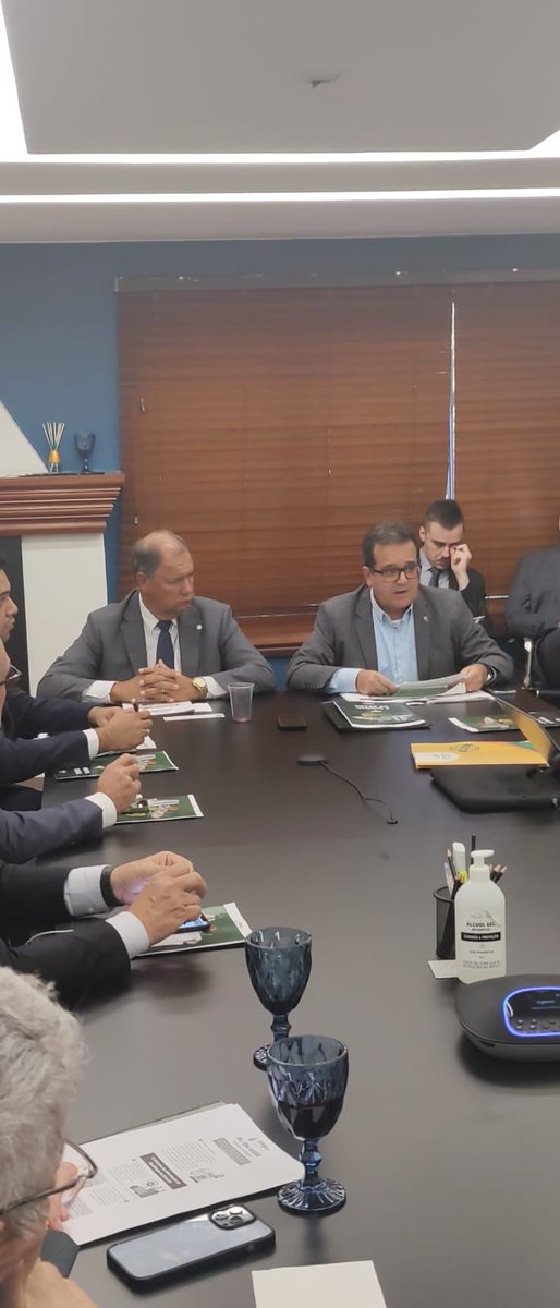 Fpbiodiesel's tweet photo. Começou! O superintendente de Fiscalização da @ANPgovbr , Francisco Nelson Castro Neves, está na #FPBio com parlamentares para falar sobre os procedimentos de fiscalização e controle de qualidade do diesel B.
O Deputado @Alceu_Moreira , presidente da FPBio, abriu o encontro. https://t.co/Pgu1rNPq8E