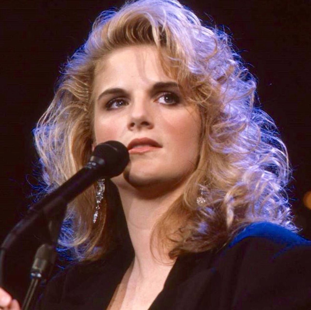 A great #TrishaTuesday pic from @trishayearwood's #AustinCityLimits appearance in the early 90's.... 

😍🎤🎹🎸🎻🎤😍  @AustinCityLimi3