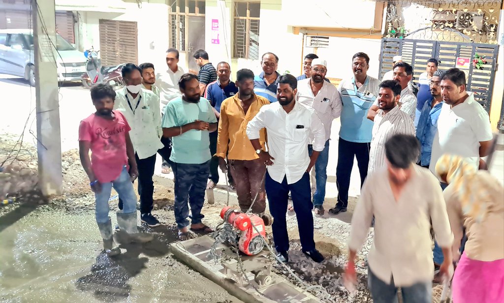 MohdRashedFaraz's tweet photo. On The Instructions of AIMIM Prez Br. @asadowaisi Sb &amp; @imAkbarOwaisi Sb.

Live Updates / Mid Night 3:00 Am I Along With @AE_Ward94 Mohan Rao Garu Inspecting New Laying of #VDCC Road's At Golden Sands Colony, Shaikpet. The Estimate Cost of Project ₹1.23 Cr. Along With Residents. https://t.co/Dig9ep4z66