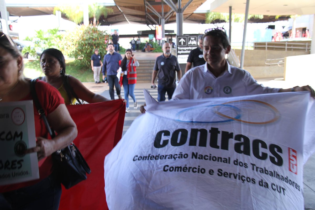TrabStarbucksBR's tweet photo. Starbucks solidarity action by Contracs-CUT at Brasilia International Airport in Brazil! #StickItToStarbucks https://t.co/C9NSkk4RNb
