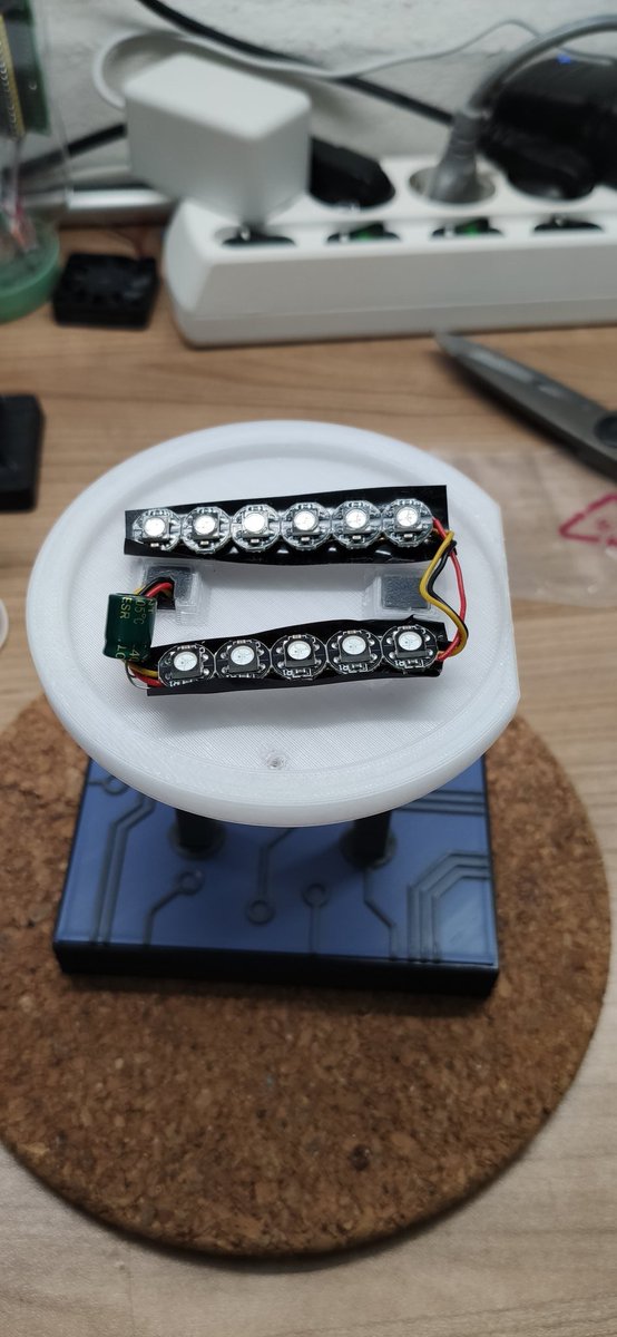 Today I finished a new #LED lamp 🤓 I like this one a lot l, cause of the simplicity 🤩 
Just a #D1Mini, a few WS2812B LEDs and a USB-C port.

#afterwork #fun #diy