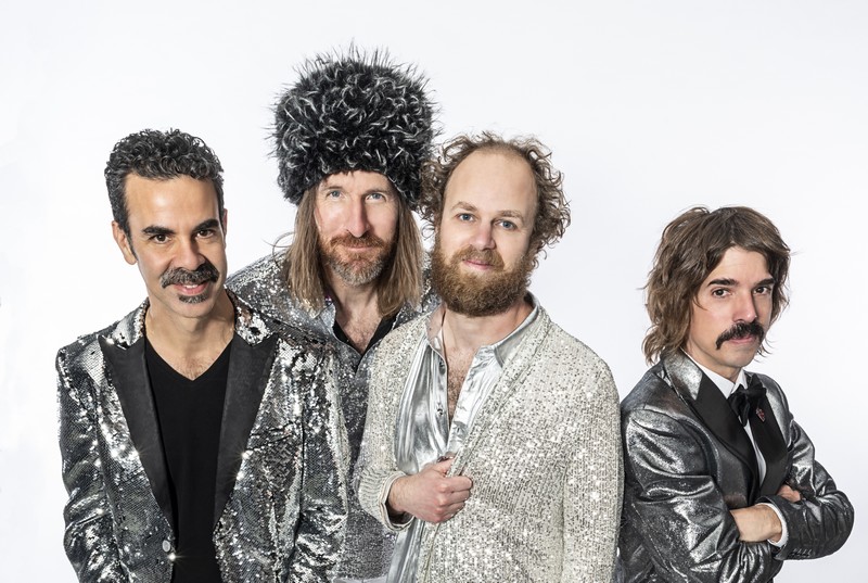 NotYerAvgChick's tweet photo. .@alomusic fans snag some insight from the band about recent single "Growing Your Hands Back" and new LP #SilverSaturdays reading my @StarryMag exclusive interview at https://t.co/IpTMrkB7ve! We also talk musical influences, songwriting, touring & more! #softrock #popmusic https://t.co/VmfpYT00Iz