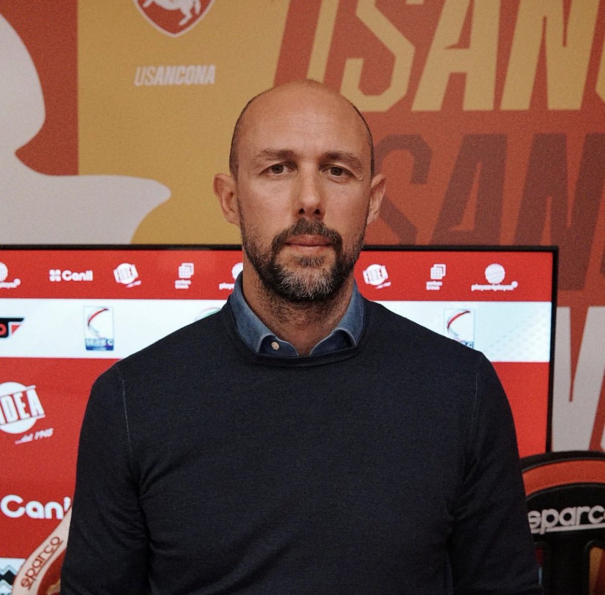 MondoCalcio_it's tweet photo. Marco Donadel è ufficialmente il nuovo allenatore dell'Ancona. Sostituisce Gianluca Colavitto ed ha firmato un contratto fino al 30 giugno 2023. #Ancona #SerieC #Colavitto #Donadel #Calciomercato https://t.co/EUZqQiLZJ2