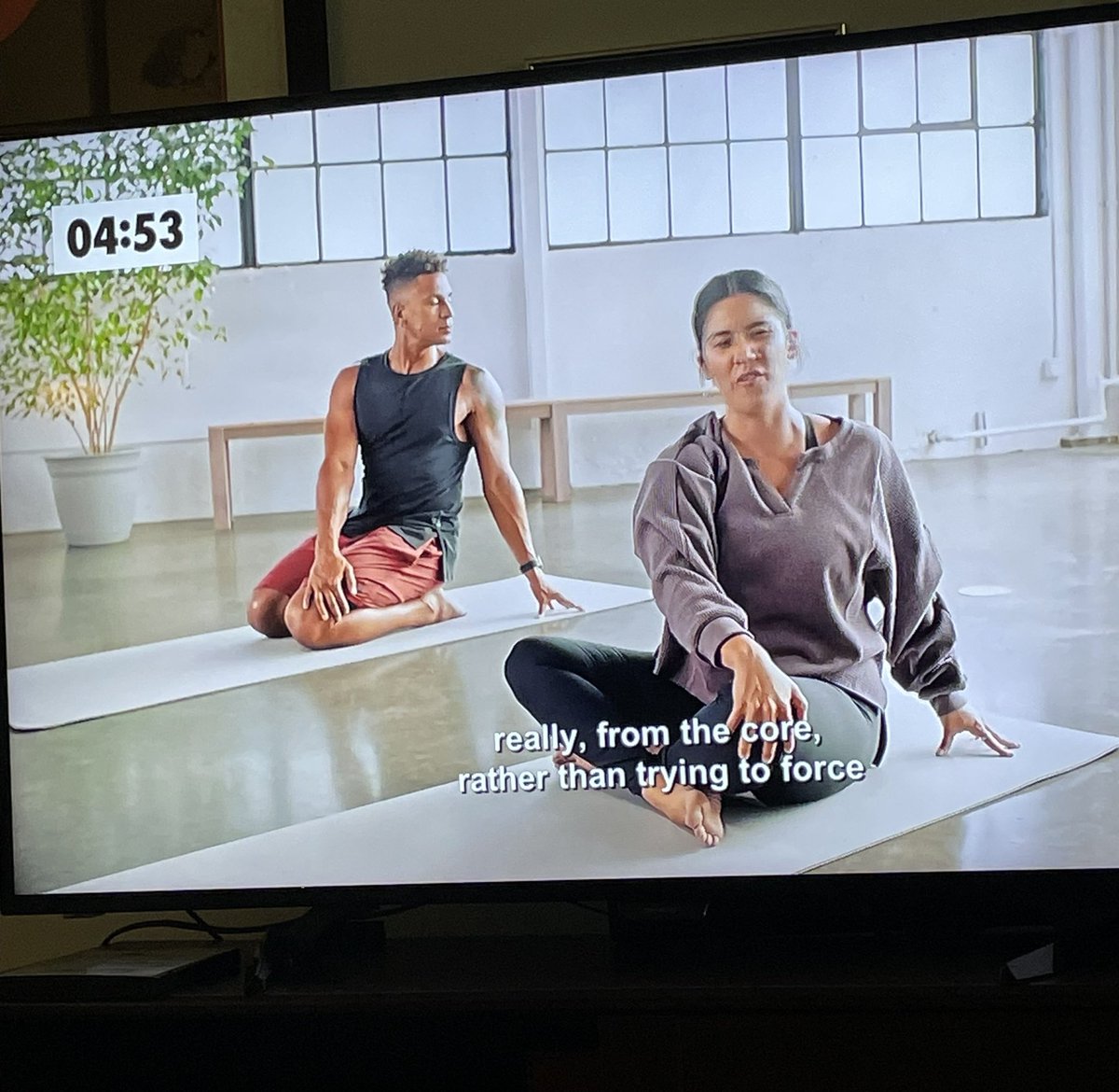 perlasofia's tweet photo. Viendo yoga 🧘♀️ en Netflix 🙃 Ya me siento relajada. Mañana saco el mat #NikeCollection https://t.co/hgGxJvRx52