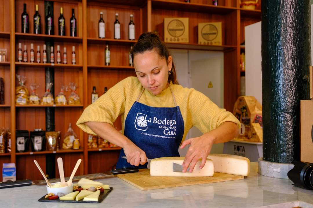 LaBodegaGuia's tweet photo. ¡Hoy traemos una recomendación muy especial! 🤤
Si hay un producto de #SantaMaríadeGuía que es símbolo del municipio 🙌🏼 ese es el #queso🧀 y de las variedades que aquí se elaboran, el más preciado es el #quesodeflor 🇮🇨 que está considerado como nuestra joya gastronómica. https://t.co/Y6ZcnBwz4Y