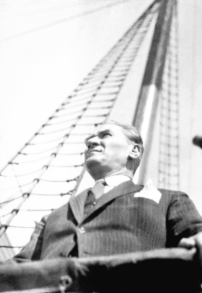 "Biz denizci gençleriz göğsümüz şeref dolu
Atatürk’ü izleyen yol Deniz Harp Okulu"