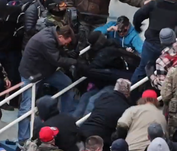 MasaSpalatin's tweet image. I was wrong! Hey everybody I was wrong. 😞

#Slickback isn't helping #Potatum. He is pulling an officer by the leg, managing to drag him down the stairs. Wonder if Potatum told him to stop. Wonder if he told him to help Rosanne instead. Nope? They did have time for a quick chat.