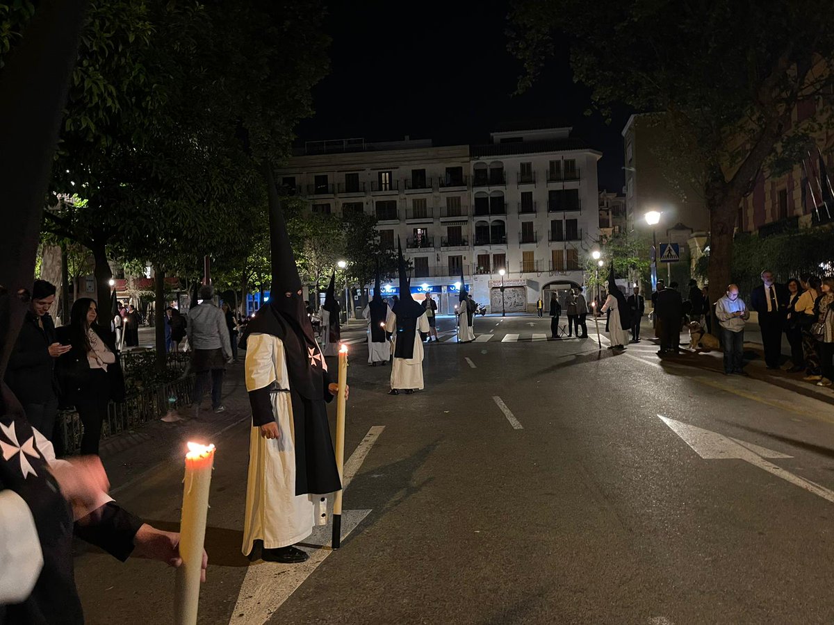 Que ha habido muchísima gente es comentario general, pero que el cofrade que ha querido ver cofradías con tranquilidad, si no lo ha hecho es porque no ha querido, también hay que decirlo.

Simples impresiones de uno que no ha estado y abre su paraguas.
📷 <a href="/MONSENORVUELVE/">MONSEÑOR SERVANDO DE CUBA</a>
