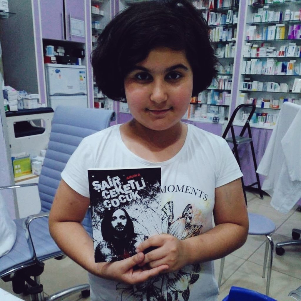 Tam 5 yıl oldu bugün.
11 yaşında okuldan dönen bir kız çocuğunun intihar ettiği, hatta ve hatta 4.5 metre de ileriye düştüğü iddia edildi. Babası akıl hastanesine kapatılmaya çalışıldı, olayın üstüne giden gazeteci yurdundan oldu. Adalet?
Bir tek o yoktu.
#RabiaNazaADALET