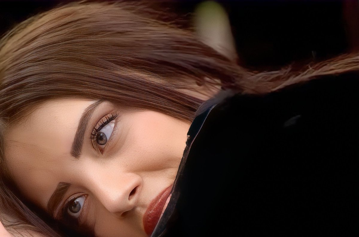 Ayağa kalk lan döverim seni 
Elife bak ve Diril çok şanslısın bu gözler halis mi ya aglicam