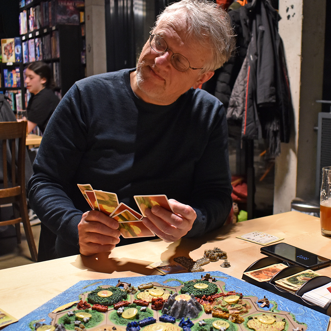 HaraldSchrapers's tweet photo. Die Wiener #ParadiceBoardGameBar @paradicebgn wird von einer Brauerei gemeinsam mit einem Verein betrieben, dessen Mitglieder als #GameGurus die Spiele erklären. Ein tolles Konzept. 1000 Spiele gibt es, darunter ein 3D-Catan des kürzlich verstorbenen #KlausTeuber. https://t.co/TBXZVpmdmb
