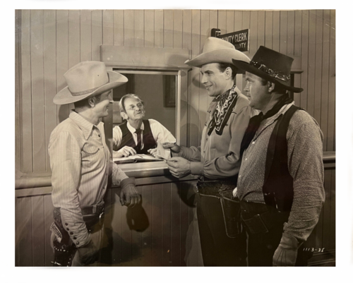 AventurasDeTom's tweet photo. A film still from "Gauchos of El Dorado" (1941) starring the Three Mesquiteers: Tom Tyler, Rufe Davis and Bob Steele
#western #RepublicPictures #TomTyler #RufeDavis #BobSteele #ThreeMesquiteers https://t.co/TtBTCwEATq