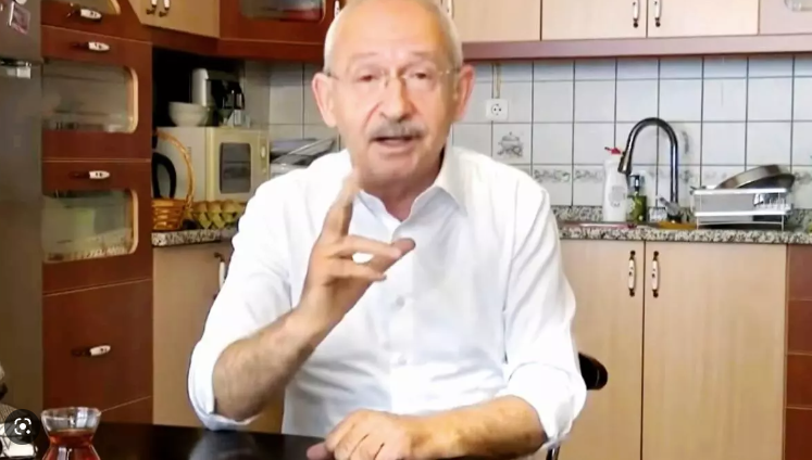 KumandanRte's tweet photo. Kılıçdaroğlu ve eşi sürekli aynı mutfakta poz veriyorlar.
Ama arkada duran bulaşık deterjanı ise tam bir yıldır hiç yerini ve yönünü bile değiştirmedi.
Demek ki bulaşık falan yıkanmıyor her halde.
Neyse konu bu değil zaten (onların olmayan, ajansın ayarladığı bir evde ancak bu kadar film oluyor)
Aylık geliri 400 bin lira olan ve bunun yanında bir de is bankasından gelen milyonlar olmasına rağmen fitre ve zekata muhtaçmış gibi pozlar vermeleri de ne kadar aciz olduklarını gösteriyor.
"Biz mütevazı bir aileyiz. Halktanız, sizin gibiyiz" demek için gayret ediyorlar. 
Lakin aklı olan hiç kimse bu görüntülere kanacak değildir.
Ecevit kasketiyle,
Demirel fötür şapkasıyla halkın aklına kazınmıştır.
Bunlar da mutfaklarıyla aynı algıyı yapıyorlar.
Evet, patates soğan önemlidir.
Ama gelişmiş milletlerin geçmişlerine baktığınız da,
Mesela Çin, 1978'e kadar fakirliğin zirve olduğu bir ülkedir.
Öyle ki devlet başkanları halkın sürüngen ve böcek yemelerini teşvik bile etmiştir.
Şimdiki böcek yeme alışkanlıkları o yıllardan kalmadır.
Ama 1978'e gelindiğinde nükleer silah ve savunma sanayisinde büyük atılımlar yapmıştır.
Dünyanın en hızlı büyüyen ekonomilerine böyle sahip olmuşlardır.
Mesela Almanya,
İkinci dünya savaşından sonra tüm devletlerin "Artık gri bir Almanya var. Asla toparlayamaz" dedikleri Almanya 20 yıl gibi bir sürede savunma ve ağır sanayisine önem vererek kalkınmıştır.
Bu dönemde ise halk sadece patates yiyerek hayatta kalmıştır.
Şimdi bu iki ülkeye bakınca bile,
Savunma sanayisinin, nükleer sanayinin ve ağır sanayinin gelişmiş olması ülkeleri ekonomik bağımsızlığa götürdüğünü görüyoruz.
Eğer bir devlet dışarıdan gelecek olan saldırılara karşı güçlü bir pozisyonda olursa, o ülkeye kimse çelme takamaz.
Çelme takılmayan yani tökezlemeyen bir devlet çok kısa sürede bağımsız bir şekilde ilerler.
O zaman bu ilerleme her alanda olur
Soğan da çok üretilir, patates de.
Paran çok olursa kendin bile ekmezsin, dışarıdan da alabilirsin.
Biz şu an bağımsız bir devlet olma yolunda ilerliyoruz.
Önümüze ise soğan, patates yemi atıyorlar.
Bağımsız, güçlü ekonomisi olan bir devlet hayali bir tarafta,
Size soğan yedireceğim diyen birinin peşinden gitme hayalı bir tarafta...
Hadi herşeyi geçtim, soğan için hayaller kuralım diyelim.
Lakin toprağın altında bu ülke için yatan 50 bin şehit var.
Onların yüzüne nasıl bakacağız?
"Siz bizim için, biz rahat uyuyalım diye şehit oldunuz. Ama kusura bakmayın, sizi şehit eden katillere bakanlık veren adam, bize soğan yedirmeyi vaad ettiği için sizleri sildik"  mi diyeceğiz?
Safiye Çetinkaya

İstikamet KIZILELMA /Şeriat / Oğuzhan Uğur / Enflasyon / Asgari  Başlasın Türkiye Yüzyılı  #DoğrusuAkParti CUMHUR İTTİFAKI YAŞATIR,DOĞRU ZAMAN DOĞRU ADAM Oğuzhan UğurErsan Şen Sadullah Ergin Özlem Çeyrek Altın Ahmet Şık AK Parti Seçim Beyannamesi Hüseyin Baş Rodri / Aile /