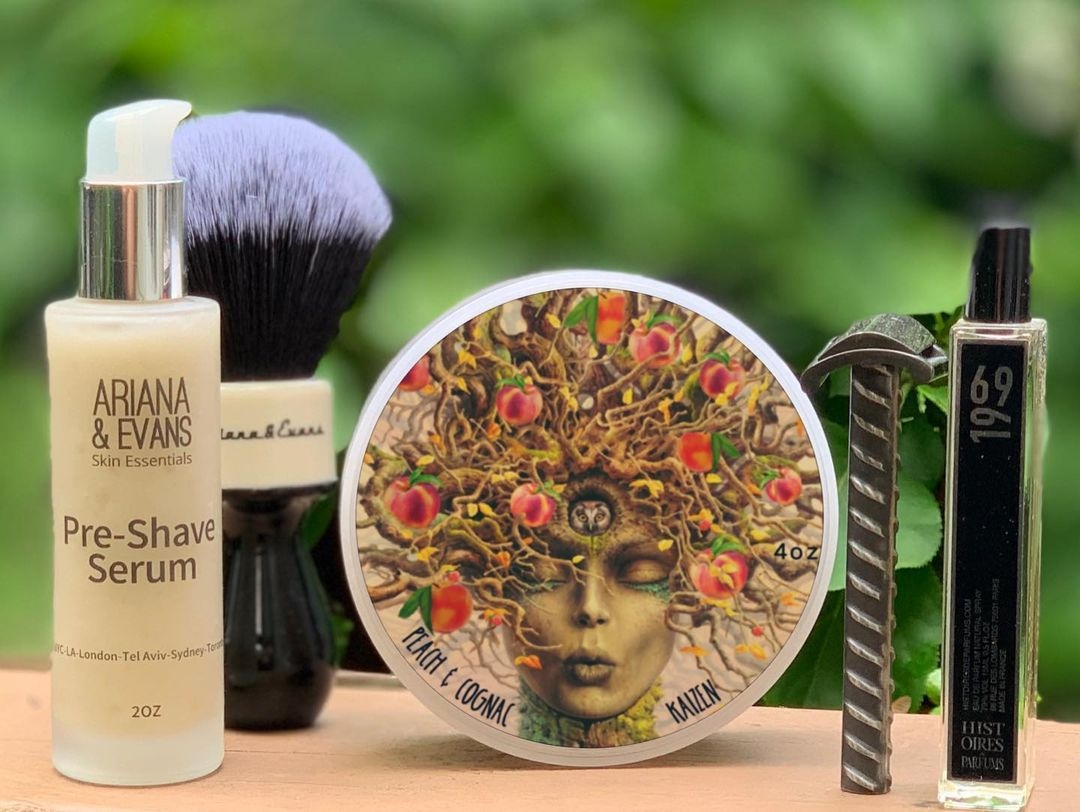 Indulge in the luxurious scent of peaches, cognac, and woods with Ariana & Evans Peach & Cognac Shaving Soap—a gourmand scent with a twist. 😉 

📷: @ariana.evans.thebrand

#grownmanshave #arianaandevans #shavingsoap #wetshaving #scentedsoap #luxuryshave #traditionalshaving