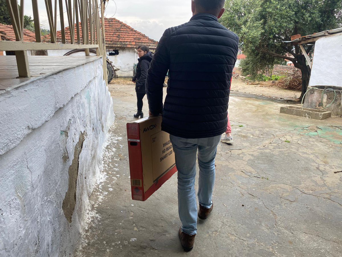 KillikOzkan's tweet photo. Çevreme Duyarlıyım Eğitime Sahip Çıkıyorum Projesi (ÇEDES) kapsamında depremzede ailemize ihtiyacı olan Televizyonu verdik https://t.co/jPT54TEunB