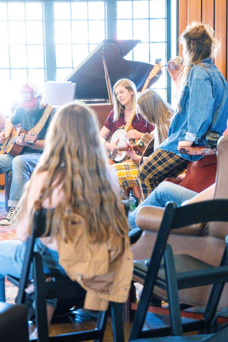 musicdistrictfc's tweet photo. Amazing having @ShookTwins at the Music District ๐คฉ @ShookTwins are a Portland-based dreamy-folk band, currently on tour with their next stop tomorrow night at @eTownRadio in Boulder!!
Thx to all who shared songs last night๐๐
#focomusic #songwriter #fortcollins #coloradomusic https://t.co/sYw10QC894