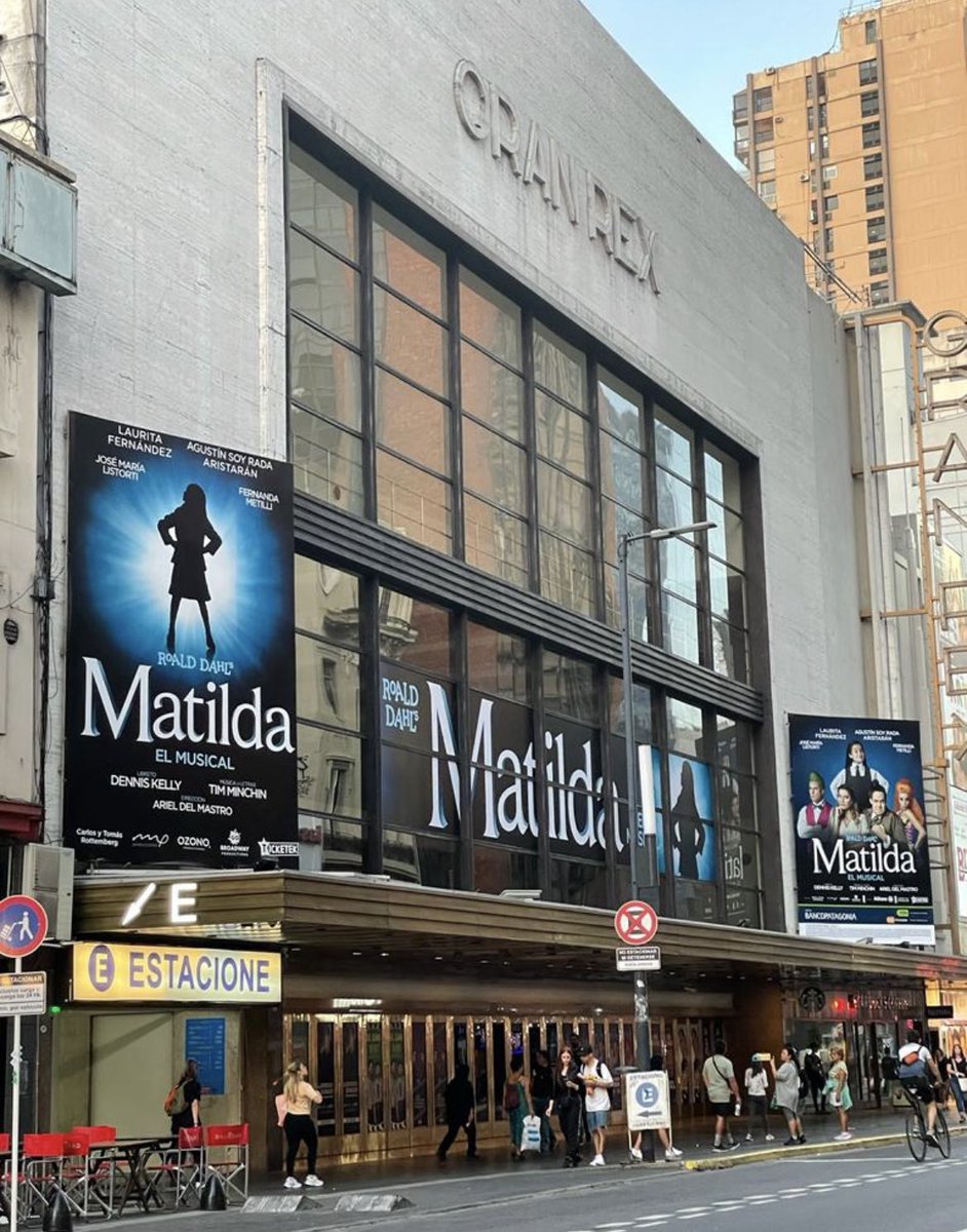 👏 Gracias al Sr. Andrés Cordero y colaboradores del Gran Rex de Buenos Aires por permitir la colocación de la marquesina más extensa de la historia teatral de esa sala!
Desde el 1 de junio “Matilda” -convertida en el acontecimiento teatral del año- ya con “75 Rex” a la venta!